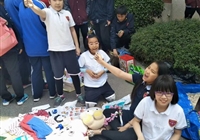春光明媚春意浓  爱心义卖校园行