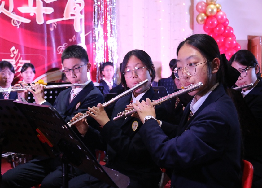 一群人在台上唱歌

AI 生成的内容可能不正确。