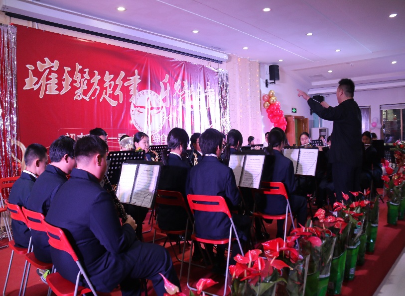 会议室里的人们

AI 生成的内容可能不正确。