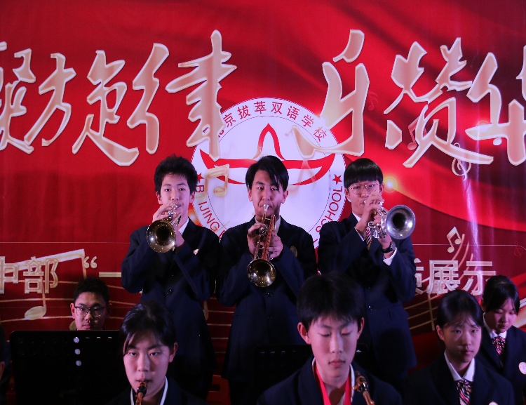 一群人在台上表演的人倒一边的照片

AI 生成的内容可能不正确。