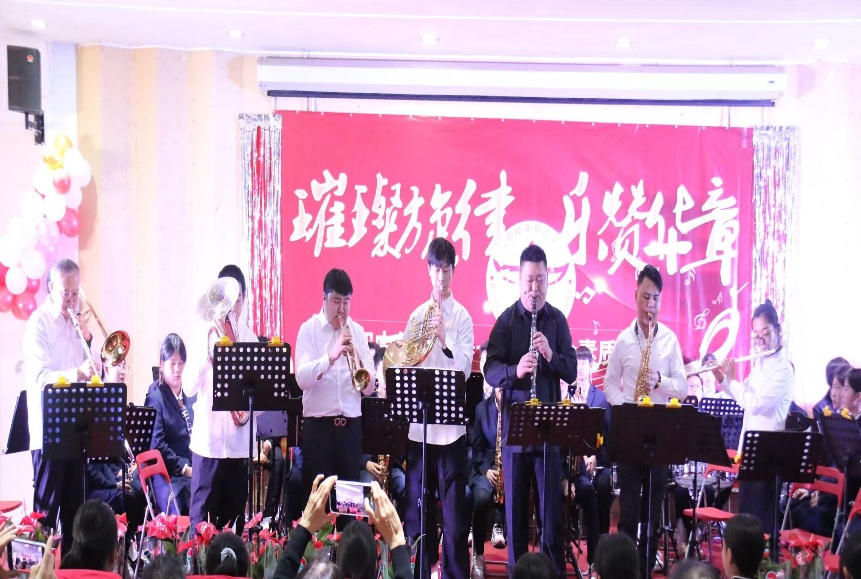 一群人在台上表演

AI 生成的内容可能不正确。